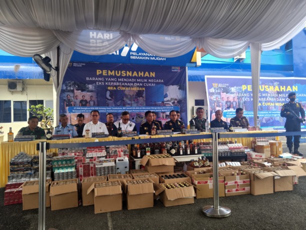 BARANG ILEGAL: Kepala Bea Cukai Belawan Ahmad Lutfi, menghadiri acara pemusnahan Barang Ilegal di Kantor Bea Cukai Medan, di Jalan Suwondo, Kelurahan Suka Damai, Kecamatan Medan Polonia, Rabu (1/11/2023).