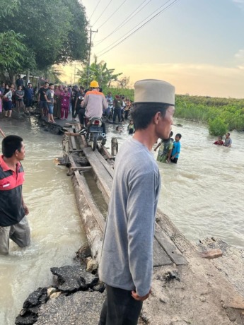 JALAN PUTUS: Jalan Susur di Kabupaten Batubara terputus total akibat banjir melanda.(ist/SUMUT POS)
