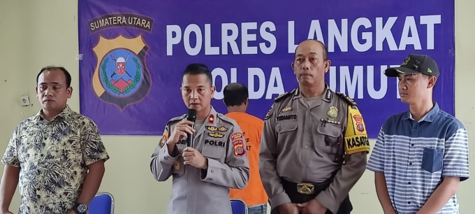 PERKARA: Waka Polres Langkat, Kompol Hendri Barus (dua dadi kiri) didampingi Kasi Humas, AKP S Yudianto (dua dari kanan) saat memaparkan perkara.Teddy Akbari/Sumut Pos.