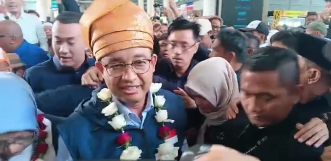 TIBA: Bacapres 2024, Anies Baswedan saat tiba di Bandara Kualanamu, Kabupaten Deliserdang.(ist/SUMUT POS)