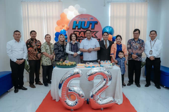 DIABADIKAN: Bupati Dairi, Eddy KA Berutu bersama Pimpinan Cabang PT Bank Sumut Sidikalang, Edy Primsa Brahmana diabadikan saat seremoni peringatan HUT ke-62 Bank Sumut di Sidikalang, Sabtu (3/11/2023).Istimewa.