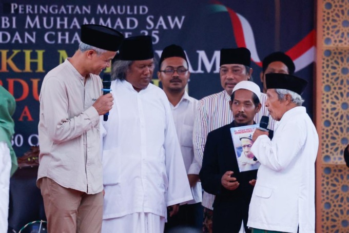 TOKOH NU: Ganjar Pranowo hadir dalam haul ke-35 kiai Hisyam Abdul Karim di Ponpes Roudlotussholichin Sholichat, Kalijaran, Purbalingga, Senin (30/10). (Foto: Tim Media Ganjar Pranowo)