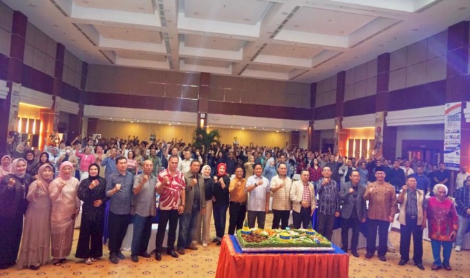 BERSAMA: Para Direksi Bank Sumut, purnabakti Direksi Bank Sumut, bersama seluruh pegawai, diabadikan bersama pada peringatan HUT ke-62 Bank Sumut di Kantor Pusat Bank Sumut, Jalan Imam Bonjol Medan, Sabtu (4/11). (Istimewa)