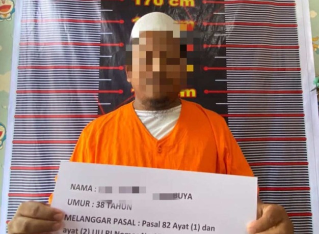 Tersangka yang merupakan pemilik Ponpes di Kecamatan Padang Tualang Kabupaten Langkat berinisial K pakai baju tahanan Polres Langkat.Istimewa/Sumut Pos.