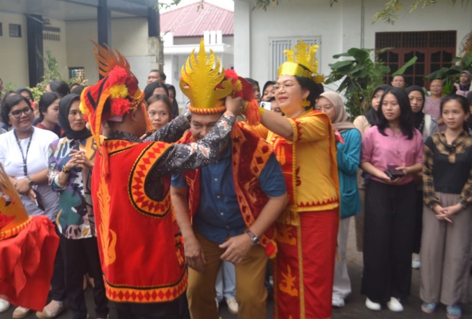 PAKAIAN ADAT: Ketua Yayasan Sari Mutiara Dr Parlindungan Purba MM gelar