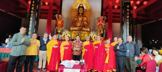 Pengurus Yayasan Vihara Suwarnadwipa bersama suhu dan tamu undangan lainnya sedang berphoto bersama usai peresmian Rupang Avalokitesvara Bodhisattva. (ist)