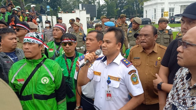 KETERANGAN: Kabid Angkutan Jalan Dishub Sumut, Yunus Pasodung saat memberikan keterangan kepada para driver ojek online di Kantor Gubsu, Selasa (7/11/2023). (BAGUS SYAHPUTRA/SUMUT POS)