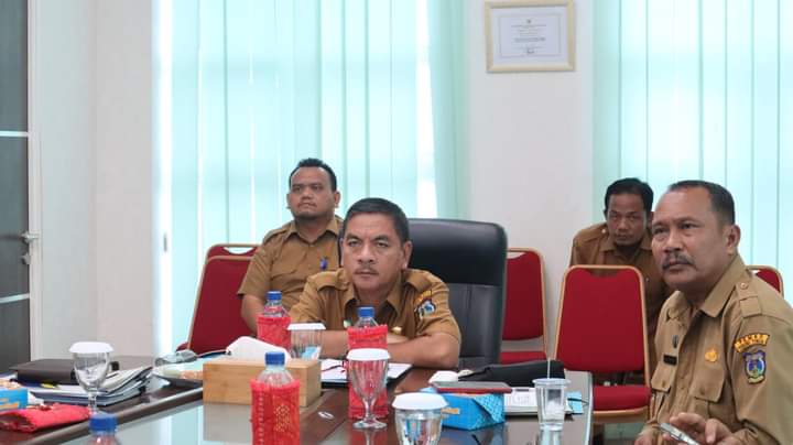 PIMPIN: Pj Sekdako Tebingtinggi Kamlan Mursyid ketika memimpin rakor pengendalian inflasi daerah bersama OPD, TPID dan Forkompinda dengan Kemendagri di Gedung Balai Kota.