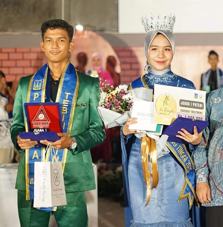 PENGHARGAAN: Kadis Porapar Kota Tebingtinggi Syahdama Yanto memberikan piagam dan trophy kepada pemenang kontes putra putri terbaik Kota Tebingtinggi Tahun 2023.