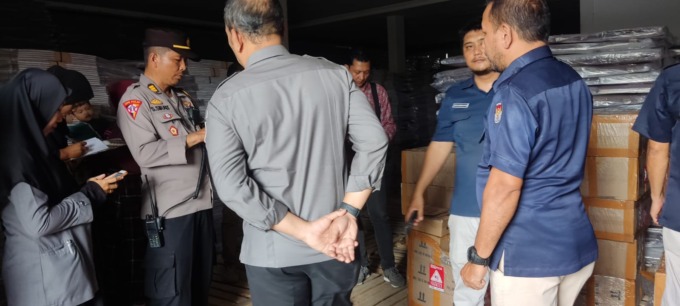 SIMPAN: Tinta dan kotak suara yang sudah disimpan di Gudang Logistik KPU Langkat.Teddy Akbari/Sumut Pos.