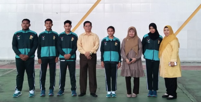 MAHASISWA: Rektor UPMI Medan Dr Ali Mukti Tanjung SH bersama lima mahasiswa yang akan tampil membela Sumatera Utara di Pomnas 2023. (IST)