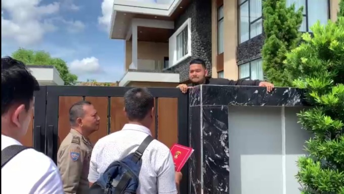 RUMAH: Petugas saat mau masuk ke rumah DPO Polrestabes Medan berinisial ST di Jalan Gunung Bendahara, Kelurahan Binjai Estate, Binjai Selatan.Teddy Akbari/Sumut Pos.