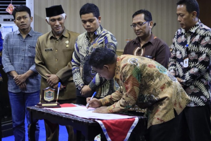 TANDA TANGAN: Wali Kota Binjai, Amir Hamzah melakukan penandatanganan NPHD untuk anggaran Pilkada 2024.Teddy Akbari/Sumut Pos.