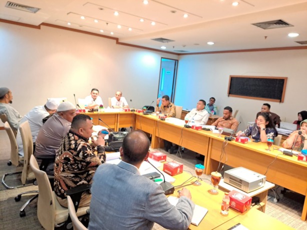 RDP: Komisi A DPRD Sumut saat menggelar Rapat Dengar Pendapat terkait sengketa lahan di Sigara-gara, Kamis (9/11/2023).