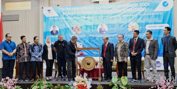 ICoSNIKOM: Pembina Yayasan PTIM STMIK Kaputama Dr Parlindungan Purba MM membuka International Conference of SNIKOM ke-7 di Berastagi.ISTIMEWA.