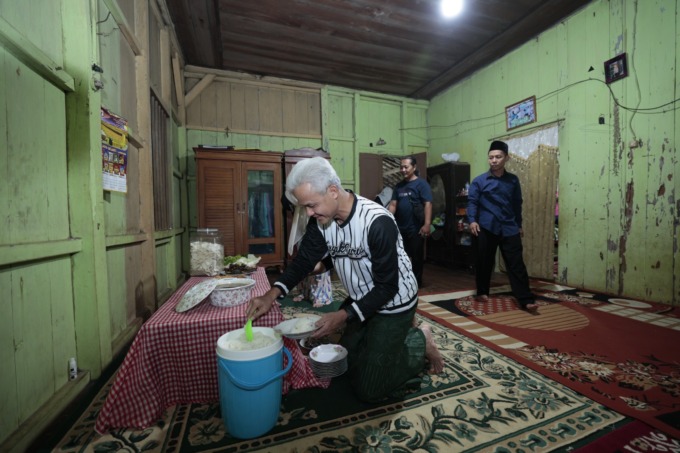 MERAKYAT: Ganjar Pranowo menginap di rumah Abdurrahman di Kampung Way Jepara, Lampung Timur pada Kamis (26/10) malam. (Foto: Tim Media Ganjar Pranowo)