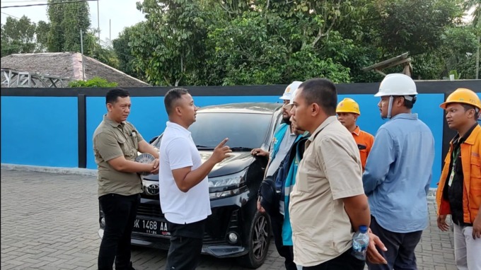 DIAKOG: Kasat Reskrim Polrestabes Medan, Kompol Teuku Fathir (dua dari kanan) saat berdialog dengan petugas PLN di Diskotek Key Garden.Teddy Akbari/Sumut Pos.