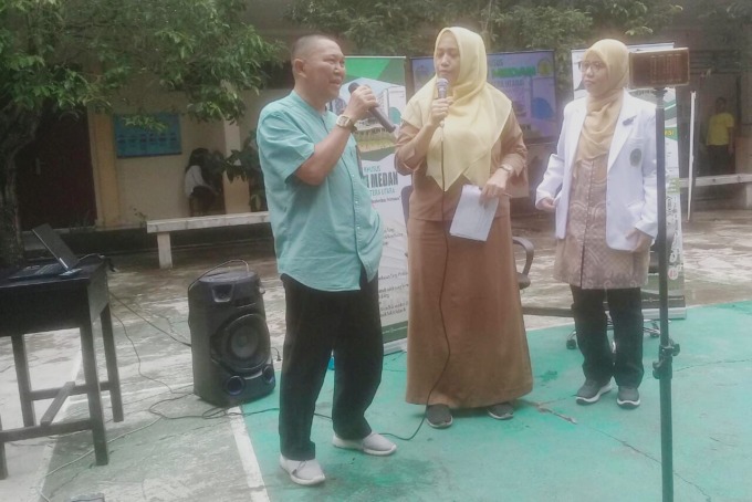 TALK SHOW: Prof Dr H Syafruddin Ritonga (kiri) dan dr Lita Septina Chaniago SpPD K-EMD (kanan) saat talkshow Hari Kesehatan Nasional ke-59 dan Hari Diabetes se-Dunia di RSU Haji Medan.DEDDI MULIA PURBA/SUMUT POS.