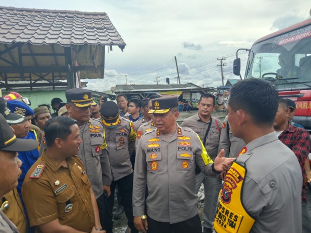 KEBAKARAN: Kapolda Sumatera Utara, Irjen Pol Agung Imam Setya Efendi meninjau langsung lokasi kebakaran yang diakibatkan oleh kebocoran minyak dari pipa milik Pertamina, di Lingkungan 10, Kelurahan Belawan Bahari, Kecamatan Medan Belawan, Selasa, (14/11/2