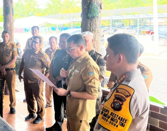 Istimewa/Sumut Pos RAKOR: Kepala DPMPPTSP Sumut, Faisal Arif Nasution (pakai kacamata) saat memimpin rakoor penutupan THM milik Samsul Tarigan bersama TNI-Polri di Diskotik Key Garden.