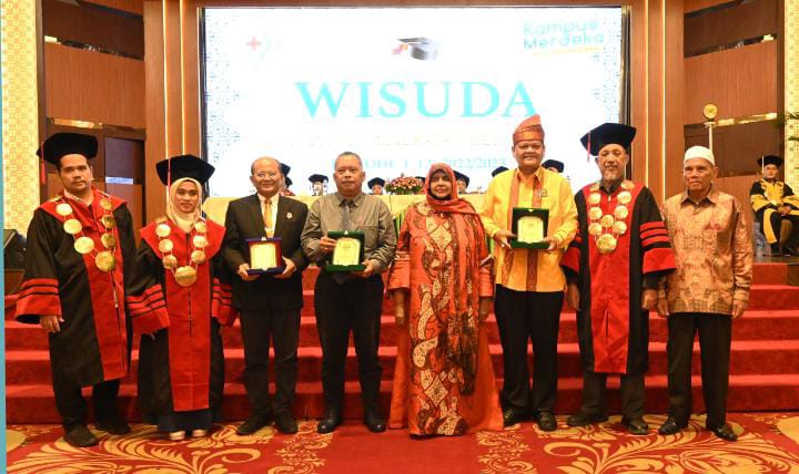 CENDERA MATA: Rektor dan pembina Yayasan Helvetia bersama perwakilan LLDikti Sumut, ketua Aptisi Sumut, ketua ABPPTSI Sumut saat menerima cendera mata, Kamis (16/11).ISTIMEWA.