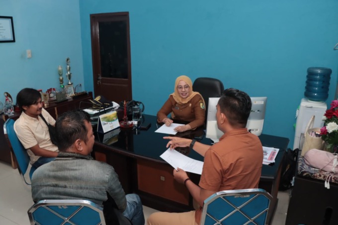 Kasi Humas Polres Sergai, Ipda Brimen saat berkunjung ke Kantor Dinas Kominfo, Komplek Kantor Bupati Sergai, Sei Rampah. Istimewa