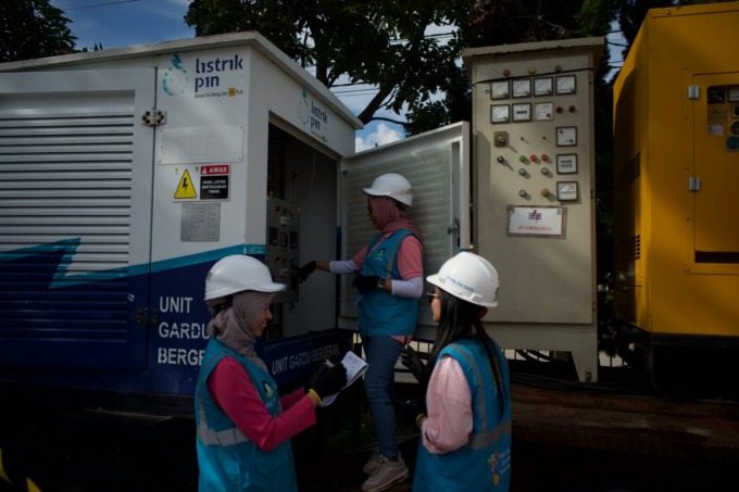 Srikandi PLN juga turut melakukan pengecekan terhadap Unit Gardu Bergerak (UGB) yang akan dipergunakan di venue Water Front City, Kabupaten Samosir, Sumatera Utara (15/11).