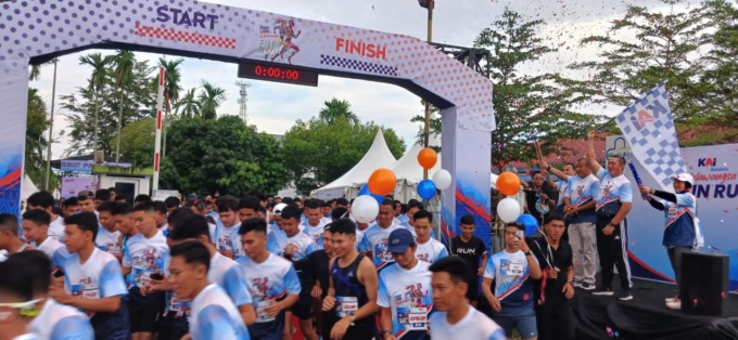 PESERTA: Direktur Keselamatan dan Keamanan PT KAI, Sandry Pasambuba didampingi Direktur Teknik dan Operasi Keamanan PT Railink, Eko Windu Widio Purnomo serta Vice Presiden Divisi Regional I Sumut PT KAI, Mohamad Arie Fathurrochman, melepas peserta Fun Run