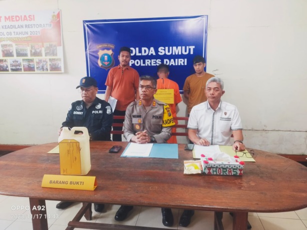 JELASKAN: Kapolres Dairi, AKBP Agus Bahari memberikan keterangan terkait pengungkapan kasus pembunuhan berencan terhadap ibu tiri pelaku di Desa Tanjung Saluksuk, Kecamatan Pegagan Hilir di Mapolres Dairi, Jumat (17/11/2023).RUDY SITANGGANG/Sumutpos.Jawap