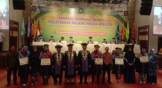 TERBAIK: Wakil Direktur Politeknik Negeri Media Kreatif bersama lulusan terbaik dan orang tua pada wisuda di Karibia Boutique Hotel, Sabtu (18/11/2023). (IST)