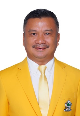 Wawancarai : Ketua DPD Partai Golkar Nias Selatan, Idealisman Dachi pada saat diwawancarai oleh sejumlah awak media.