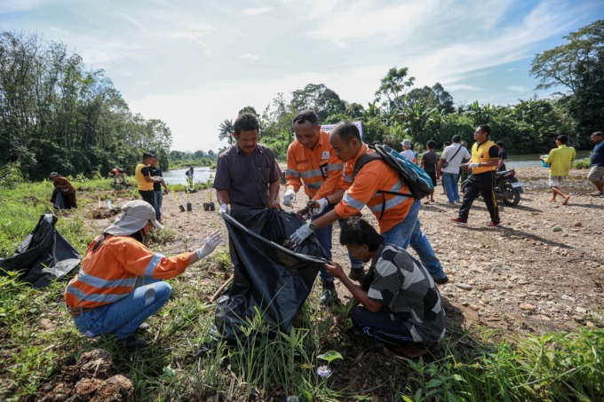 Senior Manager Community PTAR Christine Pepah dan Senior Manager Community Environment Health and Safety PTAR Hari Ananto bersama masyarakat membersihkan sampah dalam kegiatan Aksi Bersih Lingkungan di Desa Aek Ngadol, Sabtu (18/11). (Dok PTAR)