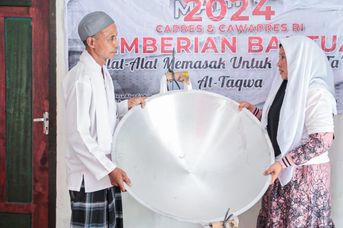 Sukarelawan Tuan Guru Sahabat (TGS) Ganjar Sumut saat berikan bantuan alat masak untuk ibu-ibu jamaah Majelis Taklim At-Taqwa di Desa Alur Gadung, Kecamatan Sawit Seberang, Kabupaten Langkat, Sumut, Rabu (22/11)