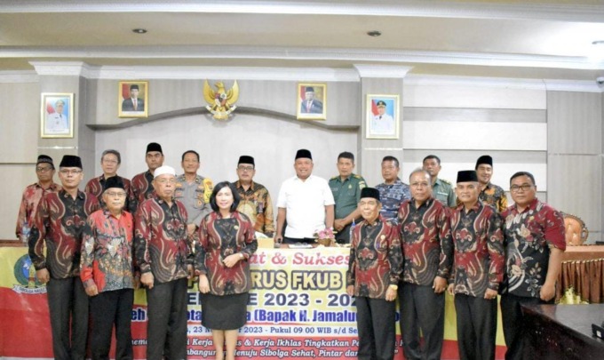 LANTIK: Wali Kota Sibolga, Jamaluddin Pohan melantik pengurus Forum Kerukunan Umat Beragama (FKUB) Kota Sibolga periode 2023-2028 di Aula Nusantara l, Kamis (23/11/2023).