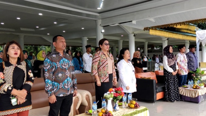 FESTIVAL: Direktur ASB, Ferry Wira Padang (empat dari kiri) di festival anak remaja yang digelar di Alun-alun Tengku Amir Hamzah, Stabat, Langkat.Teddy Akbari/Sumut Pos.