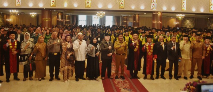 LP3M: Pj Gubsu, ketua ABPPTSI Sumut dan ketua Aptisi Sumut dan Ketua Dewan Pembina Yayasan Politeknik Unggul LP3M Medan HM Muhammad Nasir Mahmud SE MSi MBA menghadiri Wisuda Politeknik Unggul LP3M, Senin (20/11). (DEDDI MULIA PURBA/SUMUT POS)