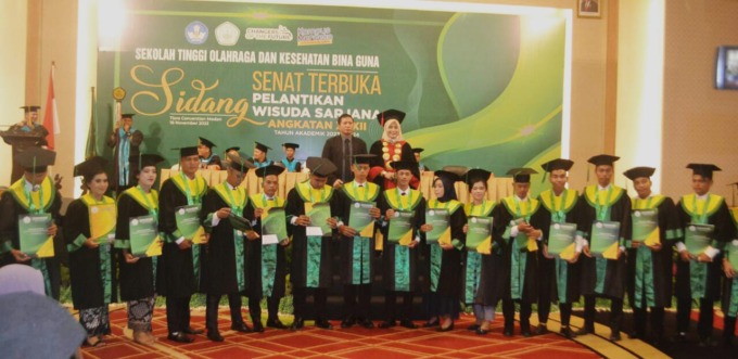 BINA GUNA: Wisudawan dan wisudawati STOK Bina Guna berprestasi. (DEDDI MULIA PURBA/SUMUT POS)