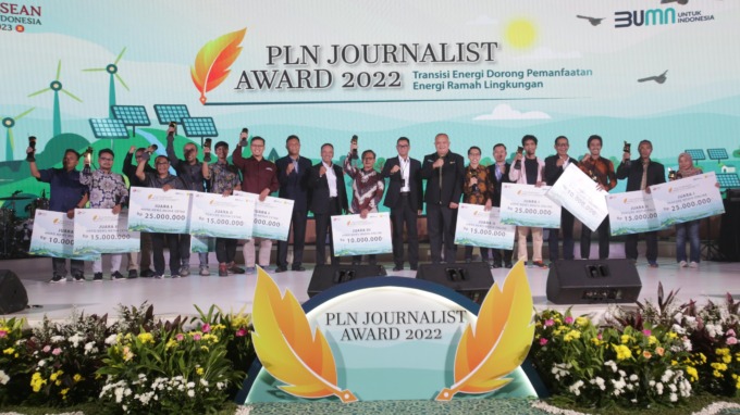 Penyerahan penghargaan kepada pemenang PLN Journalist Award 2022. Ajang tahunan ini menjadi wadah bagi PLN untuk mengapresiasi karya-karya jurnalistik para insan pers di seluruh tanah air, baik di tingkat lokal maupun nasional.