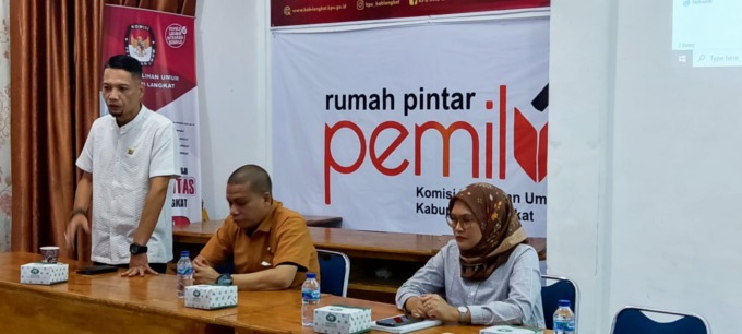 SOSIALISASI: Koordinator divisi sosialisasi, Pendidikan pemilih, partisipasi masyarakat, dan SDM KPU Langkat, Magfirah Fitri (kanan) saat gelar sosialisasi kampanye pemilu yang dihadiri Ketua PWI, Darwis Sinulingga (kiri).Teddy Akbari/Sumut Pos.