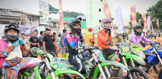 MOTOCROSS: Para peserta perlombaan BFG Grasstrack Motocross 2023 bertempat di Stadion Horas Kota Sibolga, Pada Sabtu (25/11/2023).