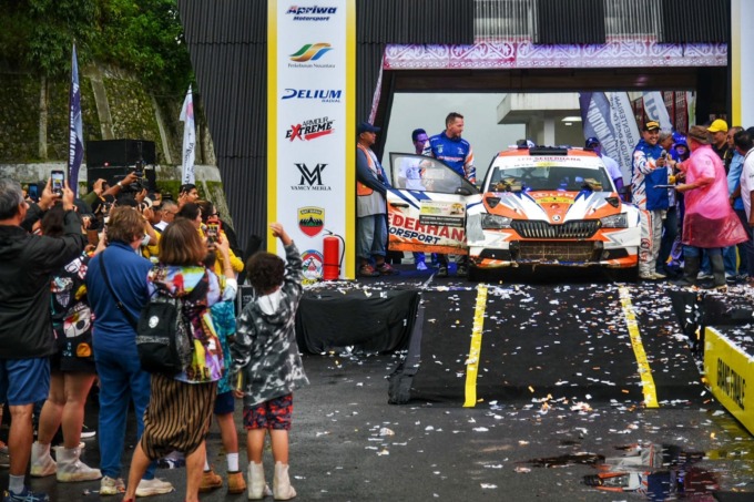 PODIUM: Rifat Sungkar dan Benjamin Searcy pada podium juara Danau Toba Rally 2023 di Prapat, Simalungun, Minggu (26/11).