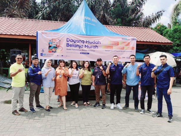 Tim BRI BO Medan Sisingamangaraja saat hadir langsung ke Pasar Simpang Limun Medan. Istimewa/Sumut Pos