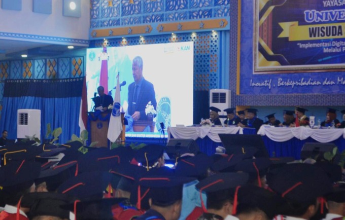 MEWAKILI: Suherman, staf ahli Gubsu membacakan sambutan Pj Gubsu pada acara wisuda UMA.DEDDI MULIA PURBA/SUMUT POS.