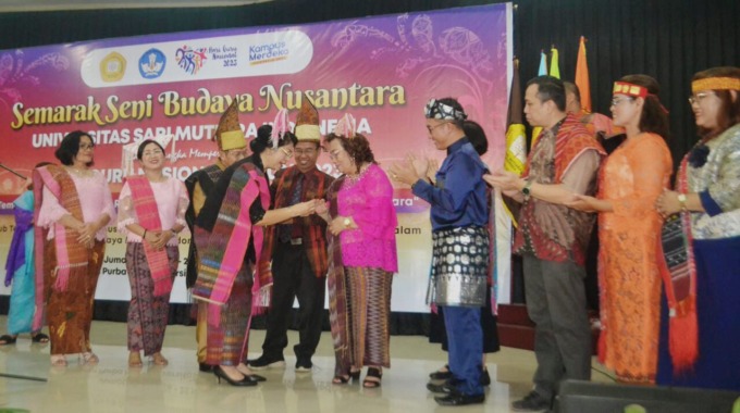 PENGHARGAAN: Rektor USM Indonesia Dr Ivan Elisabeth Purba MKes (kiri) menyerahkan penghargaan pada Idawati Purba.DEDDI MULIA PURBA/SUMUT POS.