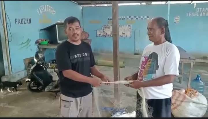 Kebijakan pemerintah menaikkan harga bahan bakar minyak atau bbm sangat dirasakan masyarakat, dan penurunan harga ikan juga khususnya nelayan tradisional di Pesisir Belawan, tepatnya di Jalan Hiu Pajak Baru, Kelurahan Belawan Bahagia, Kecamatan Medan Bela