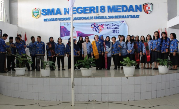 AULA: SMAN 8 Medan memperingati Hari Guru Nasional ke- 78 di Aula sekolah, Senin (27/11/2023).