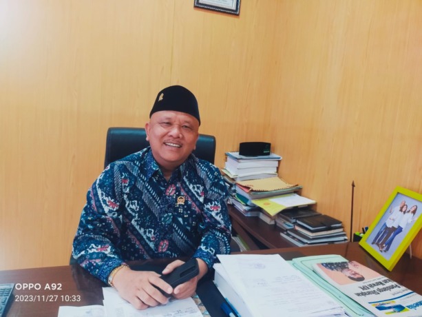 BERI KETERANGAN. Ketua DPRD Kabupaten Dairi, Sabam Sibarani S.Sos MM saat memberikan keterangan terkait proses pengusulan nama calon Pj Bupati Dairi ditemui di Kantor DPRD, Senin (27/11/2023).RUDY SITANGGANG.