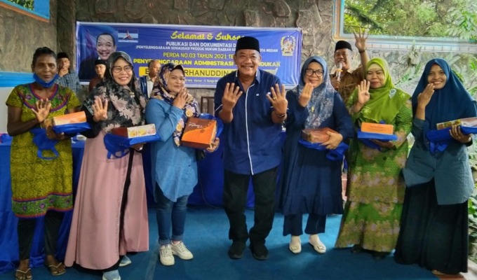 Ketua Fraksi Partai Demokrat DPRD Kota Medan Burhanuddin Sitepu foto bersama peserta sosialisasi Perda Nomor 3 tahun 2021 tentang Penyelenggaraan Administrasi Kependudukan, Minggu (26/11/2023).