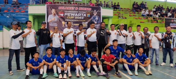 FOTO: Wali Kota Binjai, Amir Hamzah didampingi Wakil Wali Kota Binjai, Rizky Yunanda Sitepu dan tim yang akan bertanding usai pembukaan Turnamen Futsal Pewarta Cup 2023 memperebutkan Piala Kapolres Binjai, AKBP Rio Alexander Panelewen.Teddy Akbari/Sumut P