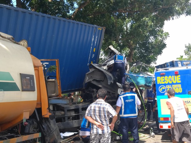 TRUK: Petugas Jasa Marga saat mengevakuasi kecelakaan lalu lintas terjadi di Tol Belmera Km 7 Jalur B, Kelurahan Besar, Kecamatan Medan Labuhan, melibatkan 2 Unit Truk Kontainer, dan 1 unit Truk Tangki, Senin (27/11/2023).